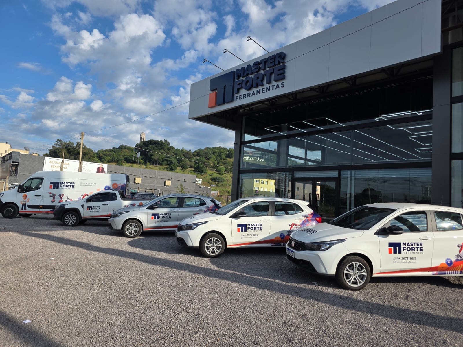 Fachada MasterForte Ferramentas em Caxias do Sul com frota de atendimento
